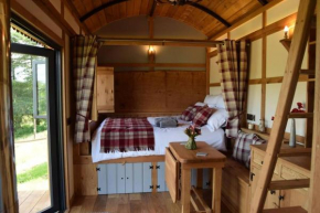 The Flying Scotsman Shepherd's Hut with Hot Tub